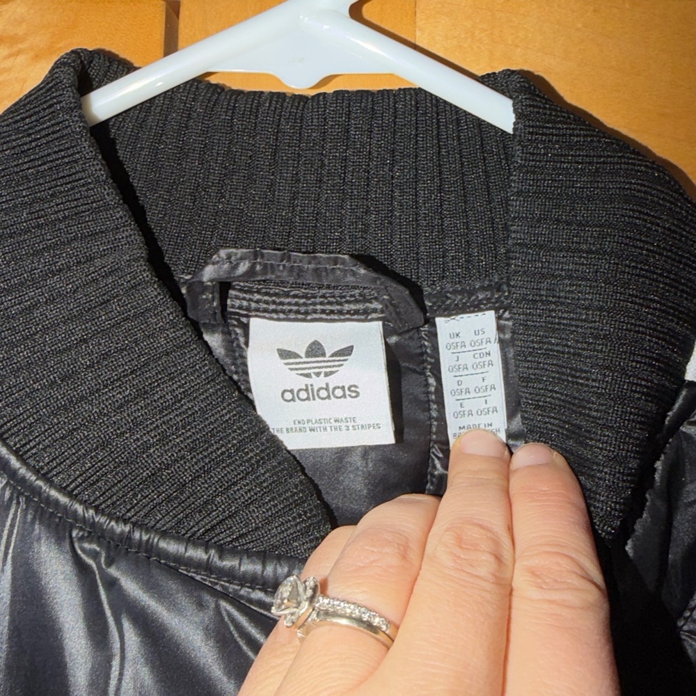 Adidas originals Women's Black Quilted Jacket. One size - Picture 6 of 7